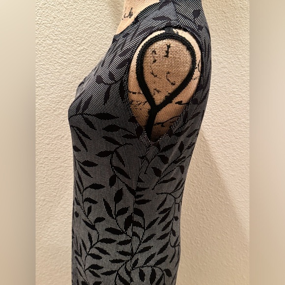 Women’s Sleeveless Classic Modern Cocktail Dress - Picture 7 of 11